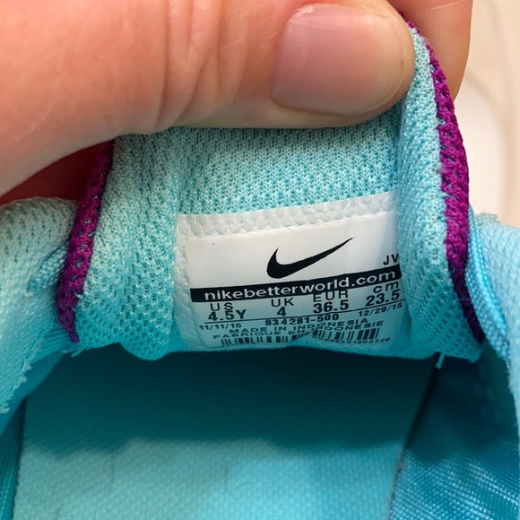 New girls Nikes. Never worn - Picture 4 of 5